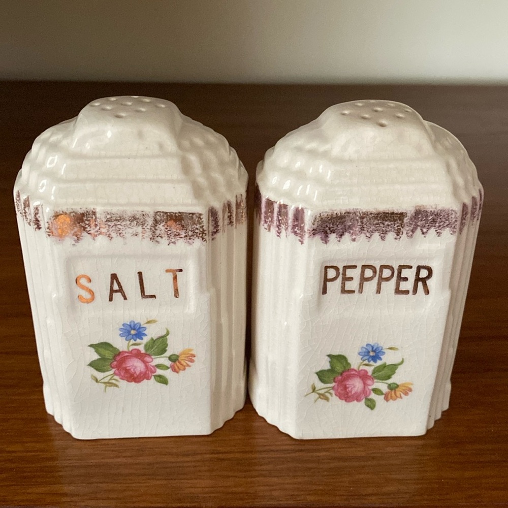 VTG Art Deco Style Salt/Pepper Shakers